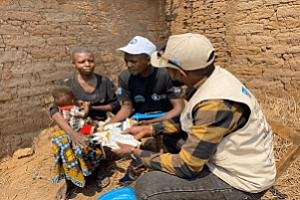 Projet conjoint de renforcement de la résilience des petits agriculteurs et de la prise en charge de la MAM & prévention de la malnutrition chronique au Sud-Kivu dans les ZS Ruzizi et Lemera – Photo de Visite à domicile dans l’aire de santé Kibogoye, dans le cadre de suivi de la consommation optimale des intrants-cmpr