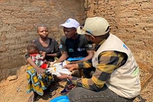  Prise en charge de la Malnutrition aiguë modérée (Traitement et Prévention) chez les enfants de moins de 5 ans et les FEFA au Kasaï Central dans les ZS Bena Leka, Demba, Mutoto,  Katende, Muetshi & Bena Tshiadi – Photo de Visite à domicile dans l’aire de santé Kibogoye, dans le cadre de suivi de la consommation optimale des intrants