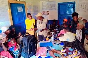 Projet de formation en gestion post récolte, commercialisation et accès au marché, formation sur l’alphabétisation fonctionnelle, activités FFA et d’inclusion financière Kasaï central dans les ZS Luiza et de Tshikaji – Séance de sensibilisation sur les bonnes pratiques familiales et de wash dans le cadre de la prévention de la malnutrition.